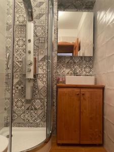 ein Bad mit einer Dusche und einem Waschbecken in der Unterkunft Luxury Suite Terminillo in Monte Terminillo