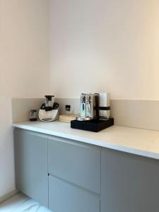 a counter with two coffee machines on top of it at Stilvolle Oase: Ruhiges Cityhaus in Heilbronn