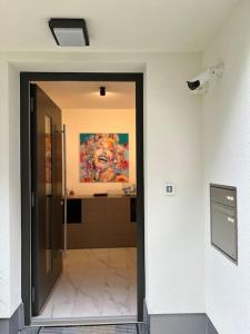 a doorway to a bathroom with a painting on the wall at Stilvolle Oase: Ruhiges Cityhaus in Heilbronn