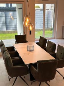 uma sala de jantar com mesa e cadeiras em Stilvolle Oase: Ruhiges Cityhaus em Heilbronn