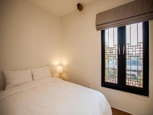 Hotelarrive Taean Tiann HanokBeachResort客房内的一张或多张床位