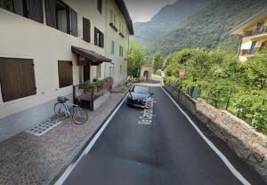 eine Straße mit einem Fahrrad neben einem Gebäude in der Unterkunft Verde Pieve in Pieve Di Ledro
