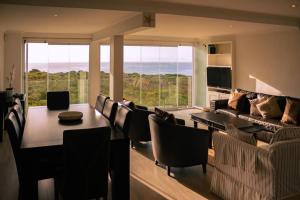 Et tv og/eller underholdning på Seaside Serenity: Tranquil Oceanview Retreat