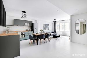 eine Küche und ein Esszimmer mit einem Tisch und Stühlen in der Unterkunft Amazing apartment 3BR Convention in Paris