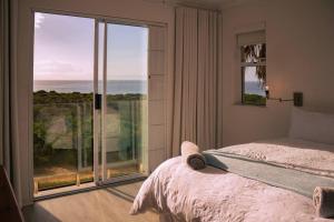 En eller flere senge i et værelse på Seaside Serenity: Tranquil Oceanview Retreat + 28 billeder