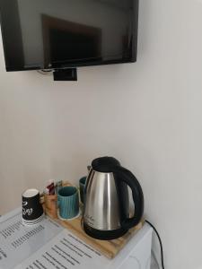 a tea kettle sitting on top of a microwave at SIĞACIK SEN KONUK EVİ in Seferihisar