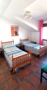 En eller flere senge i et værelse på La Higuera de Gredos + 33 billeder