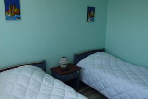 Dos camas una al lado de la otra en un dormitorio. en Appart face mer, magnifique vue mer : Ile aux Moines, en La Bernerie-en-Retz