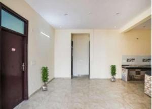 une pièce vide avec une porte et deux plantes en pot dans l'établissement Heaven Stay, à Greater Noida