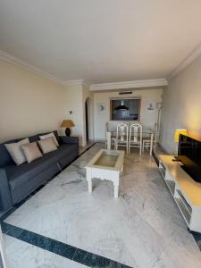 ein Wohnzimmer mit einem Sofa und einem Tisch in der Unterkunft Puerto Banús, seaviews, 2 bedrooms and parking in Marbella