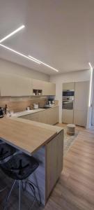 una cucina con ripiano in legno in una camera di -Free Pool and Parking- Garda House Apartments a Castelnuovo del Garda