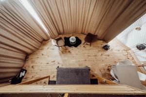 a room with a curtain and a table and chairs at Karkonoski Glamping in Łomnica