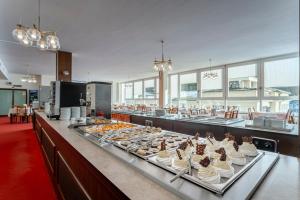 una línea de buffet con muchos tipos diferentes de comida en Complex Curie, en Jáchymov