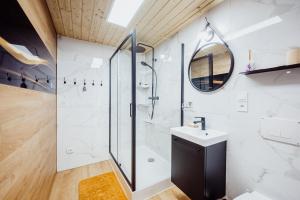 een badkamer met een douche en een wastafel bij Karkonoski Glamping in Łomnica