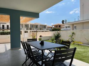 瑪爾薩梅米的住宿－Marzamemi, Sul Livello del MARE, Spinazza，房屋庭院里的一张黑桌子和椅子