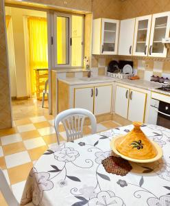 kuchnia ze stołem z talerzem jedzenia w obiekcie Villa richement meublée Ennacer 89€/j w mieście Arjana