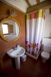 アンポスタにあるCasa Rural L'Esquerra De Gabrielのバスルーム(洗面台、トイレ、鏡付)