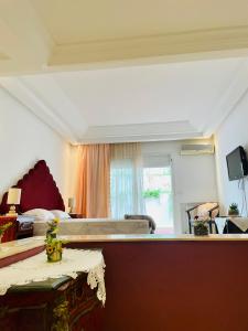 salon z łóżkiem i stołem w obiekcie Villa richement meublée Ennacer 89€/j w mieście Arjana