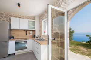 Kuchyň nebo kuchyňský kout v ubytování XXL Villa Vista - Heated Pool