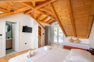 Postel nebo postele na pokoji v ubytování XXL Villa Vista - Heated Pool