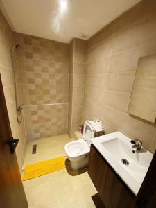 a bathroom with a toilet and a sink at Elégant studio proche de toutes commodités dans le quartier des Roches Noires in Casablanca