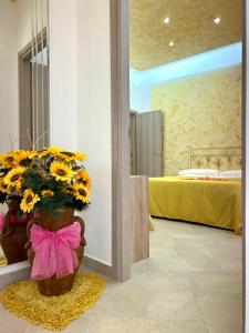 un jarrón lleno de flores amarillas en una habitación en A un passo dagli Dei, en Pimonte