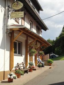 un edificio con un banco delante de él en Gasthaus Zum Spalterwald, en Beerfelden