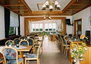 比爾弗登的住宿－斯帕爾特沃爾德旅館，用餐室配有木桌和椅子