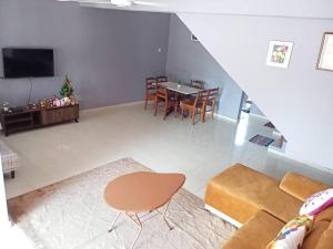 sala de estar con sofá y mesa en double storey cosy home pengkalan balak 5 aircond, en Pengkalan Balak