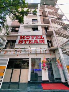 un cartello hotel sulla parte anteriore di un edificio di HOTEL STEAM a Calcutta