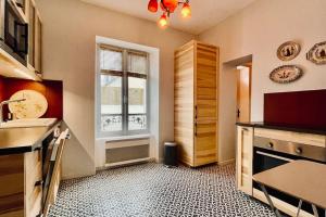 a kitchen with a sink and a window and a table at Villa Ker Den in Crozon