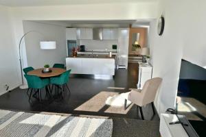 a kitchen and living room with a table and chairs at Isaak Appartment Stadtjuwel in Waldshut-Tiengen