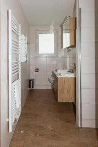 een badkamer met een wastafel en een toilet bij Ferienhaus Biber im Sternenpark in Lochow