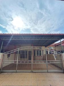 Kampung Bota Kiri的住宿－KhaAfi Homestay Seri Iskandar，房屋前的金属门