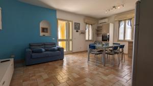 uma sala de estar com um sofá e uma mesa em Marzamemi, Sul Livello del MARE, GOLD em Marzamemi