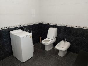 een badkamer met een toilet en een bidet bij Comfortabel downstairs appartment close to Coimbra in Vila Nova de Poiares