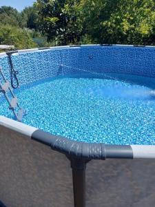una grande piscina con acqua blu di Comfortabel downstairs appartment close to Coimbra a Vila Nova de Poiares