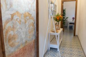 un pasillo con una pintura en la pared y una mesa en Apartamentos San Francisco, en Sevilla