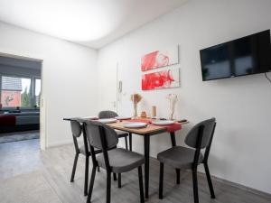 a dining room with a table and chairs at SR24 - Stilvolle Wohnung 3 in Herten in Herten