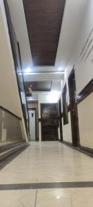 einem leeren Flur eines Gebäudes mit Türen und Decken in der Unterkunft HOTEL ONYX in Zirakpur
