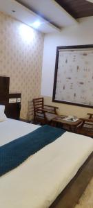 ein Schlafzimmer mit einem großen Wandschirm in der Unterkunft HOTEL ONYX in Zirakpur