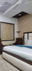 ein Schlafzimmer mit einem Bett und einem großen Bildschirm in der Unterkunft HOTEL ONYX in Zirakpur