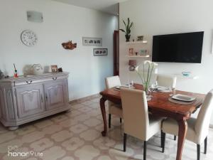 A television and/or entertainment centre at Le stanze colorate di Corsano