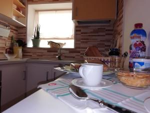 Coffee and tea making facilities at Le stanze colorate di Corsano