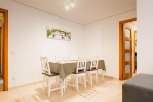 comedor con mesa y sillas en San Pagés 3BR Apartment, en Sevilla