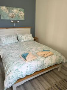 Postel nebo postele na pokoji v ubytování Rosebery apartment-Inverness