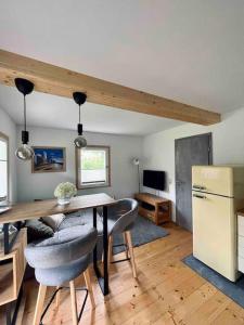 庫羅特奧伊賓的住宿－Erholen im Tiny House am Waldrand，厨房配有桌椅和冰箱。