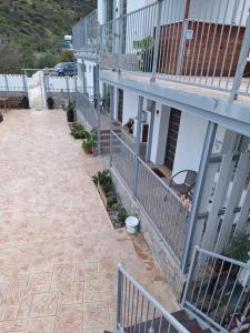 un balcone di una casa con patio di Holiday Apartments,Polynikis Sea-Cret, Pachyammos a Pachyammos