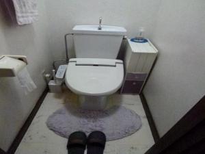 bagno con servizi igienici e lavandino di Otaru - House / Vacation STAY 57190 a Otaru