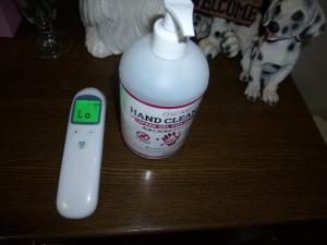 una botella de limpiador de manos junto a un mando a distancia en Otaru - House / Vacation STAY 57190, en Otaru